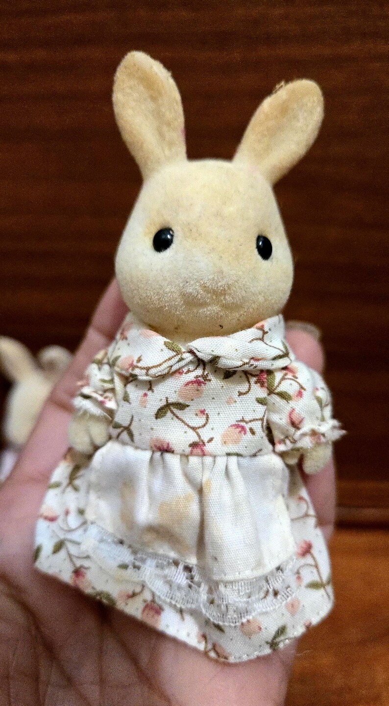 Op de afbeelding: Een witte keramische mok met een zwart handvat en de tekst "But First, Coffee" in een zwarte, handgeschreven lettertype. De mok staat op een witte ondergrond.