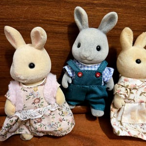 Op de afbeelding: Een handgemaakt houten bord met de tekst "Welkom" in een speels lettertype. Het wit geschilderde bord heeft een verweerde afwerking en een kleine hartdecoratie. Afmetingen zijn ongeveer 30 cm breed en 15 cm hoog.