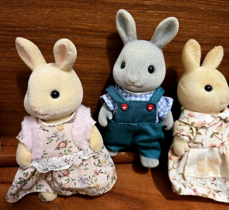 Op de afbeelding: Een handgemaakt houten bord met de tekst "Welkom" in een speels lettertype. Het wit geschilderde bord heeft een verweerde afwerking en een kleine hartdecoratie. Afmetingen zijn ongeveer 30 cm breed en 15 cm hoog.