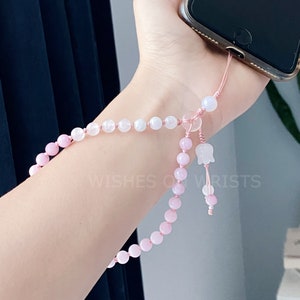 Dragonne pour téléphone, chaîne pour téléphone en perles de jade blanches, opale rose et blanc. Charm muguet en jade blanc, bracelet énergétique en cristal de guérison, accessoire pour coque de téléphone