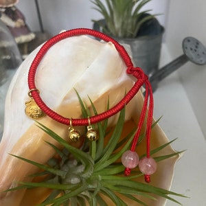 Pulsera de hilo rojo con dijes dorados, pulsera de la suerte con dije de longevidad y cascabeles, pulsera protectora, regalo de Año Nuevo.