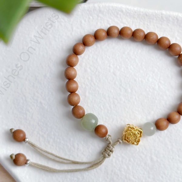 Calm & Clarity Sandelholz Armband, 6 mm natürliches duftendes Sandelholz m. Vergoldetes Glücksbringer, Meditation beruhigendes aromatisches hölzernes Armband