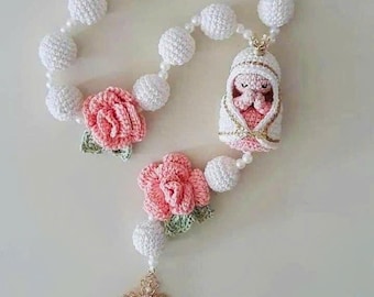 Rosario de crochet hecho a mano: Virgen María y rosas, regalo católico