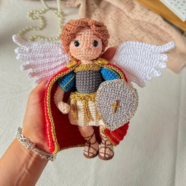 Häkelpuppe Erzengel Michael: Handmade Amigurumi Christian Decor