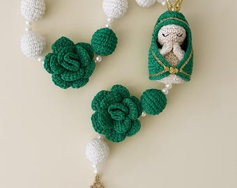 Rosario de crochet con muñeca de la Virgen María: regalo de bautismo católico