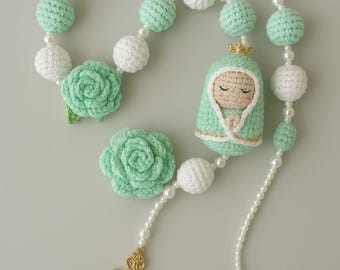 Rosario de crochet hecho a mano con la Virgen María: regalo de bautismo católico