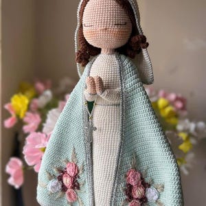 Muñeca de ganchillo de la Virgen María hecha a mano, regalo religioso amigurumi para el hogar católico, recuerdo de bautizo, decoración de primera comunión, muñeca de oración personalizada.