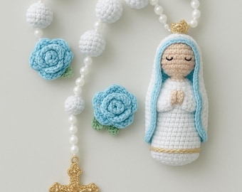 Rosario de crochet con muñeca amigurumi de la Virgen María: regalo de bautismo católico