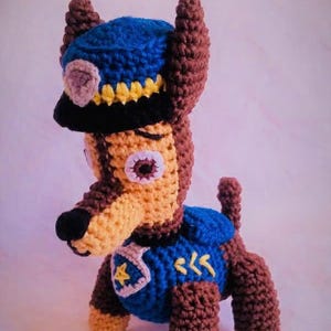 Pelúcia de cachorro policial de crochê feita à mão, boneco de cachorrinho amigurumi personalizado inspirado em desenhos animados infantis, presente de pelúcia personalizado para meninos e meninas, aniversário