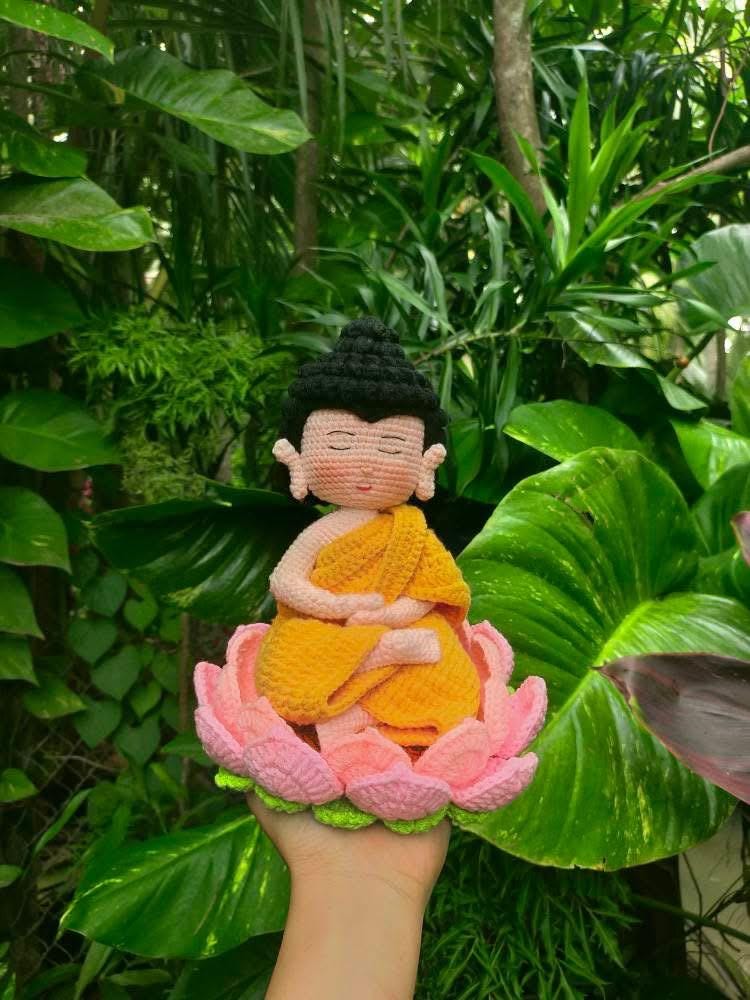 蓮の上に座るかぎ針編みの仏像人形：手作りのあみぐるみ禅風装飾