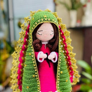 Muñeca de la Virgen María hecha a crochet - Regalo religioso inspirado en Nuestra Señora de Guadalupe - Muñeca amigurumi católica - Figura de santa personalizada de hilo
