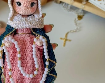 Muñeca de crochet de Nuestra Señora del Rosario: Amigurumi de hilo católico hecho a mano