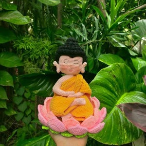 Crochet Buddha Meditation Doll on Lotus,Handmade Amigurumi Plush for Yoga Room, Spiritual Altar,Zen Gift,Mindfulness Decor,Buddhist Ornament