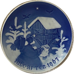 Furgy - BING GRONDAHL SET - Royal Copenhagen Denmark - Jule Aften - 1967 - &quot;Fuglenes Jul&quot;