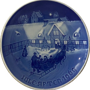 Furgy - BING GRONDAHL SET - Royal Copenhagen Denmark - Jule Aften - 1969 - &quot;Arrival of Christmas Guests&quot;