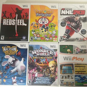 K&ouml;nnte beinhalten: Sechs Wii-Videospielh&uuml;llen werden gezeigt. Zu den Titeln geh&ouml;ren "Red Steel", "Tamagotchi Party On!", "NHL 2K9", "Rayman Raving Rabbids", "Wonder World Amusement Park" und "Wii Play". Die H&uuml;llen zeigen farbenfrohe Grafiken und spielspezifische Kunstwerke.