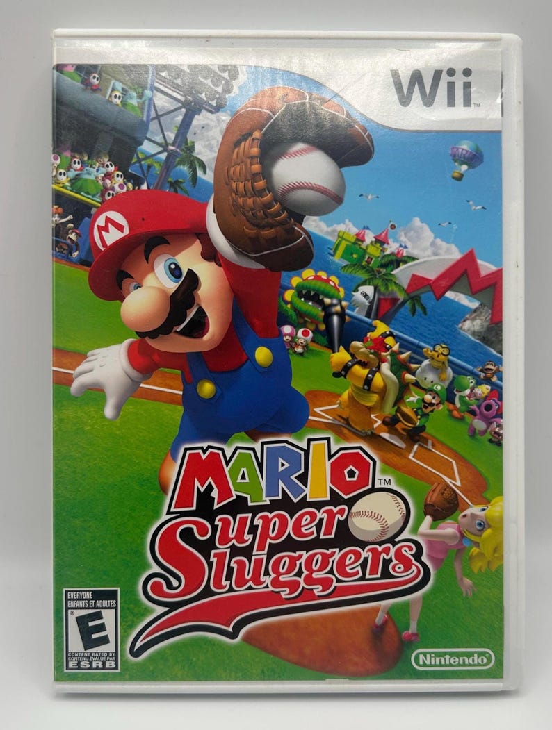 K&ouml;nnte beinhalten: Wii-Spielh&uuml;lle f&uuml;r Mario Super Sluggers. Das Cover zeigt Mario in einem Baseballhandschuh, der einen Baseball f&auml;ngt. Andere Charaktere befinden sich im Hintergrund auf einem Baseballfeld. Das Spiel ist f&uuml;r alle ab 6 Jahren freigegeben.