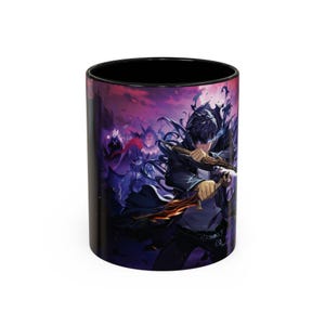 Könnte beinhalten: Schwarze Keramiktasse mit einer lila und schwarzen Illustration eines Charakters, der ein Schwert hält. Der Charakter ist von dunklen Figuren umgeben und vor einem lila und rosa Hintergrund.