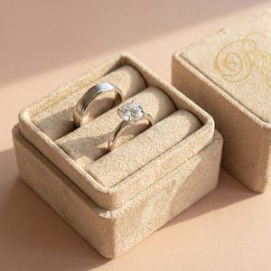 Personalisierte Wildleder Ringbox • Gold Silberfolie Monogramm • Benutzerdefinierte Initialen & Datum im Inneren • Quadratische Doppel-Ringträgerbox • Moderne Hochzeitsrequisite