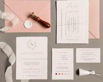 Può includere: Suite di inviti di nozze in rosa e bianco. L'invito presenta un design floreale con i nomi della coppia, "Taras Anna", e la data "04/08/2023". La carta RSVP include gli orari della cerimonia e del ricevimento di nozze, e un codice di abbigliamento.