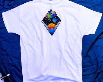 Colorida camiseta de triángulo temática espacial