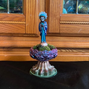 Tiny Muerte OOAK Repainted Santa Muerte auf Resin Stand