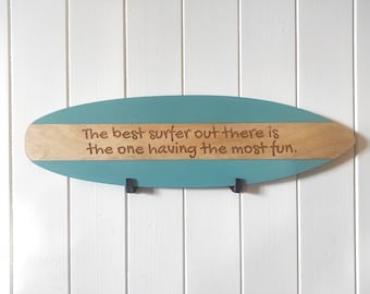 Arte de pared de tabla de surf (con soporte de pared incluido) Personalizado / Decoración de surf Casa de playa / Decoración de surf / Regalo de surfista costero colgante.