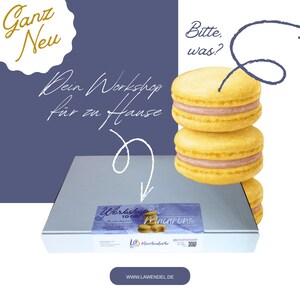 Könnte beinhalten: Eine silberne Box mit der Aufschrift "Workshop To Go Macarons" und einem Stapel gelber Macarons mit rosa Füllung. Das Bild enthält Text auf Deutsch und eine Website-Adresse. Der Hintergrund ist eine Mischung aus Weiß und Blau.