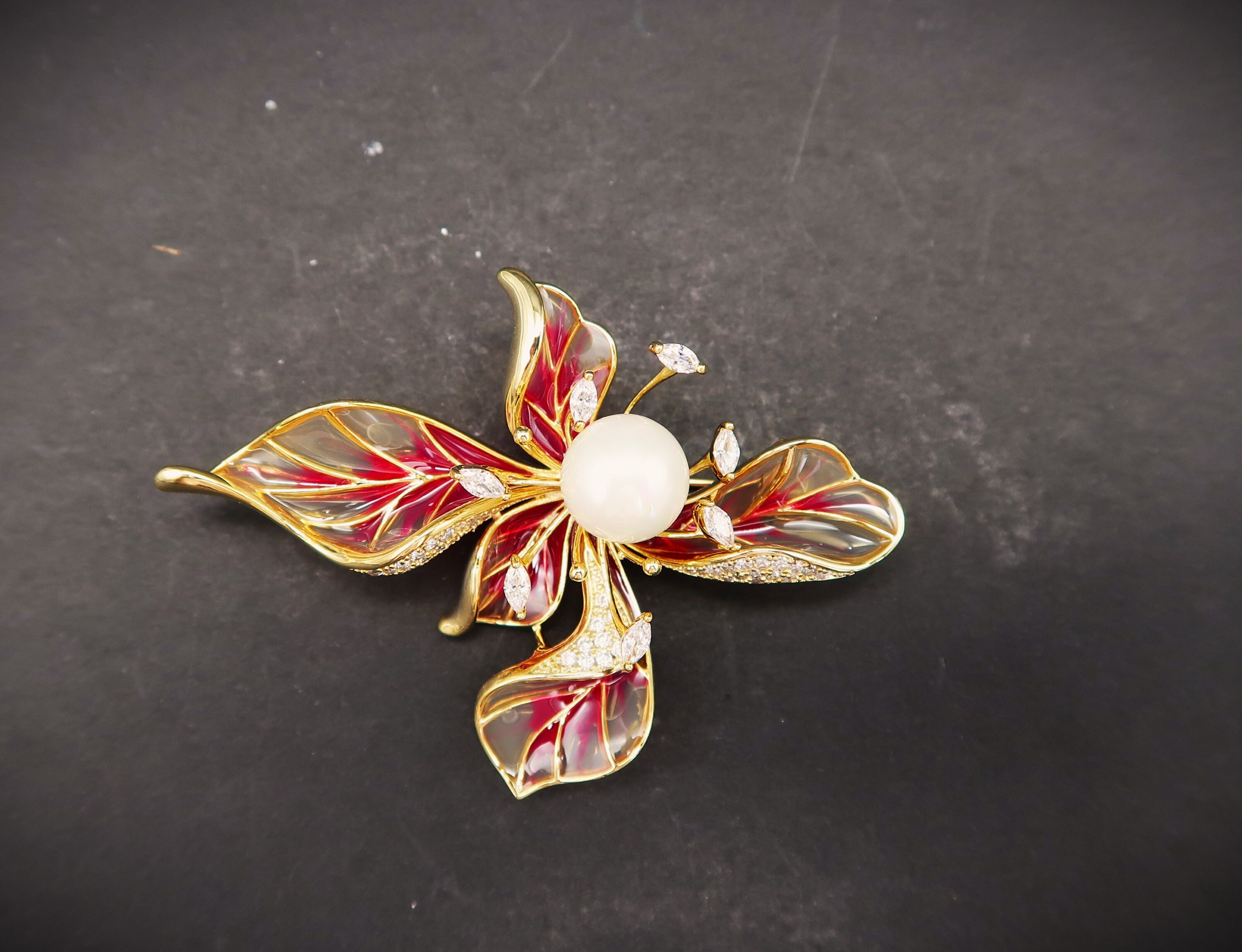 Broche Vintage Plaquée Or Forme De Goutte, Avec Fleurs Et Perle - Ancienne - Très Bon état