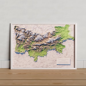 Les Pyrénées catalanes, y compris la Catalogne du Nord et Andorre. Carte topographique en couleur.