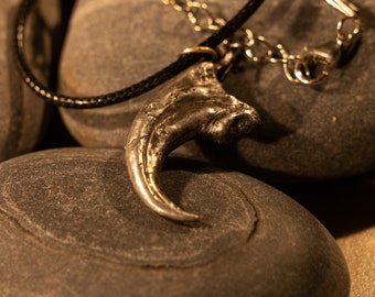 手描きのラプトルの爪の化石レプリカ：ユタ州のラプトルのコレクター