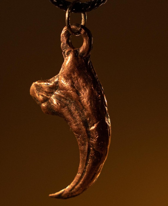 手作り銅製ヴェロキラプトルの爪ペンダント：化石ネックレス - Etsy 日本