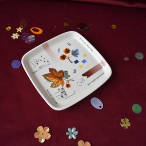 Prato de bugigangas reciclado com decalques