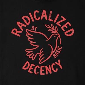 Könnte beinhalten: Schwarzes Sweatshirt mit Rundhalsausschnitt und roter Grafik. Die Grafik zeigt eine Taube mit einem Olivenzweig, mit den Worten "RADICALIZED BY BASIC DECENCY" kreisförmig um den Vogel angeordnet.