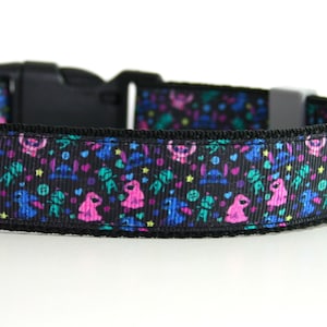 Könnte beinhalten: Ein schwarzes Hundehalsband mit einem bunten Muster aus rosa, blauen und grünen außerirdischen Kreaturen auf schwarzem Hintergrund.