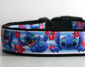 Pode incluir: Uma coleira de cão azul e branca com um padrão repetido de Stitch de Lilo & Stitch, flores vermelhas e listras azuis.