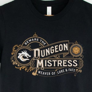 Camiseta "Mestra da Masmorra", camiseta feminina para Mestra de Jogo, presente de D&D para Mestra, presente de D&D para ela, camiseta de Mestra da Masmorra, camiseta de Mestra de Jogo de D&D para Mestra do Conhecimento.