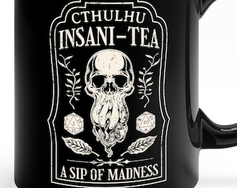 Puede incluir: Taza de cerámica negra con un gráfico blanco de una calavera con tentáculos y el texto "Cthulhu Insani-Tea A Sip of Madness".