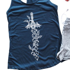 Camiseta sem mangas DND, camiseta sem mangas Dungeons and Dragons, camiseta DND feminina, camiseta sem mangas D&D, camiseta com conjunto de dados Sword andFlower d20, presente DND para ela
