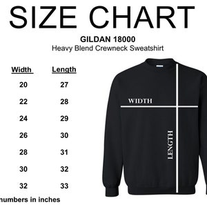 Puede incluir: Tabla de tallas para una sudadera de cuello redondo Gildan 18000 Heavy Blend. La tabla muestra las tallas S a 4XL con las medidas de ancho y largo correspondientes en pulgadas. Se muestra una sudadera negra con indicadores de ancho y largo.