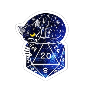 Può includere: Un gatto nero con una mezzaluna sulla fronte dorme sopra un dado blu a 20 facce con numeri bianchi. Il dado e il gatto sono circondati da un motivo galattico di stelle bianche su uno sfondo blu scuro.