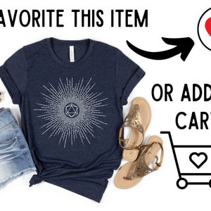 Puede incluir: Una camiseta azul marino con un gr&aacute;fico blanco de un dado de 20 caras rodeado de un dise&ntilde;o de rayos de sol. El texto "FAVORITE THIS ITEM" y "OR ADD TO CART" es visible en la imagen.