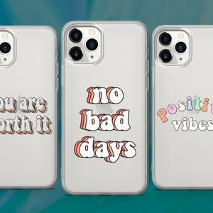 Könnte beinhalten: Drei transparente Handyhüllen mit buntem Retro-Text. Die erste Hülle sagt "you are worth it", die zweite Hülle sagt "no bad days" und die dritte Hülle sagt "positive vibes".