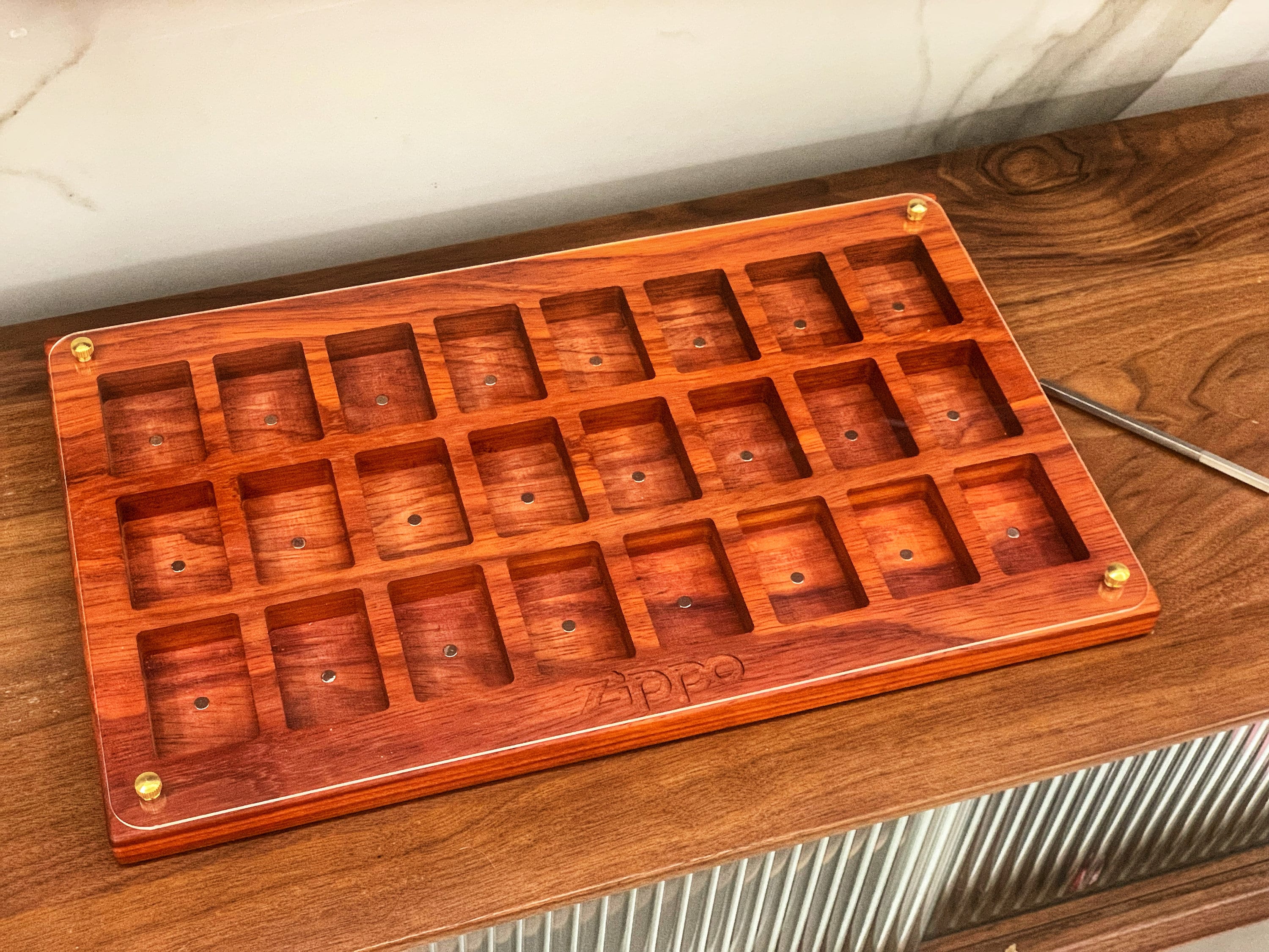 24個のZippoライター用パーソナライズディスプレイケース