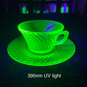 Incantevole set da tè con tazza e piattino in vetro verde uranio con motivo a spirale, anni '30, periodo della Grande Depressione.