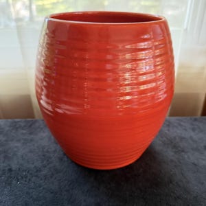 Porta utensilios, jarrón o recipiente redondo de cerámica Bauer Pottery, de color rojo radioactivo vintage, con esmalte de sal de uranio, de 8 pulgadas.