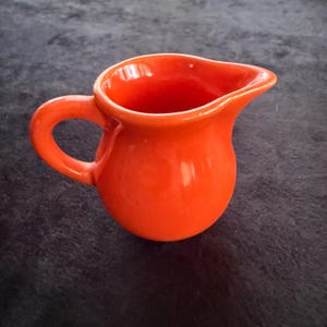 Mini brocca giocattolo vintage anni '30 Harlequin Individual da 2,5 pollici con smalto rosso/arancione radioattivo al sale di uranio