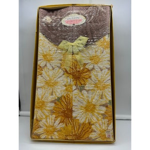 NOS Vintage Royal Ensemble Towel and Washcloth Set Daisy Flower Power