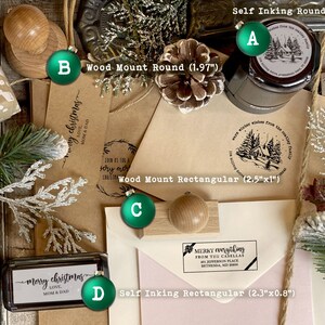 Peut inclure: Gros plan sur quatre tampons en caoutchouc sur le th&egrave;me de No&euml;l. Les tampons sont dispos&eacute;s sur une surface en bois avec des enveloppes en papier brun et une branche de pin. Les tampons sont &eacute;tiquet&eacute;s avec leur taille et leur type&nbsp;: rond auto-encreur (1,68&nbsp;po), rond &agrave; montage en bois (1,97&nbsp;po), rectangulaire &agrave; montage en bois (2,5&nbsp;po x 1&nbsp;po) et rectangulaire auto-encreur (2,3&nbsp;po x 0,8&nbsp;po).