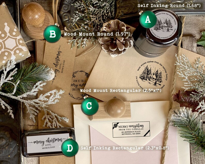 Peut inclure: Gros plan sur quatre tampons en caoutchouc sur le th&egrave;me de No&euml;l. Les tampons sont dispos&eacute;s sur une surface en bois avec des enveloppes en papier brun et une branche de pin. Les tampons sont &eacute;tiquet&eacute;s avec leur taille et leur type&nbsp;: rond auto-encreur (1,68&nbsp;po), rond &agrave; montage en bois (1,97&nbsp;po), rectangulaire &agrave; montage en bois (2,5&nbsp;po x 1&nbsp;po) et rectangulaire auto-encreur (2,3&nbsp;po x 0,8&nbsp;po).